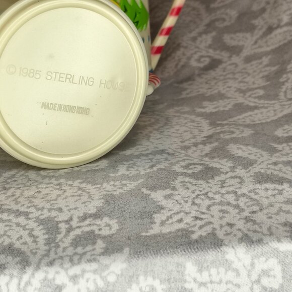 4 vintage 1985 Sterling House plastic 3" Christmas mugs w box, yellowed - Picture 10 of 14